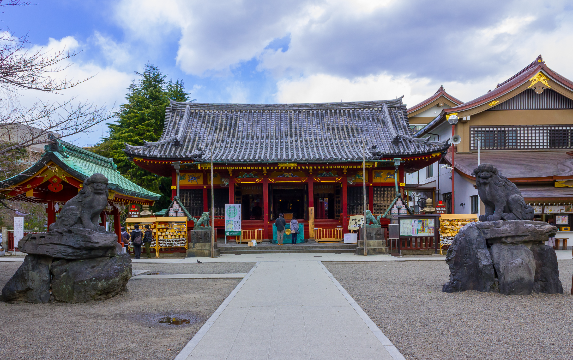Asakusa_shrine_2012